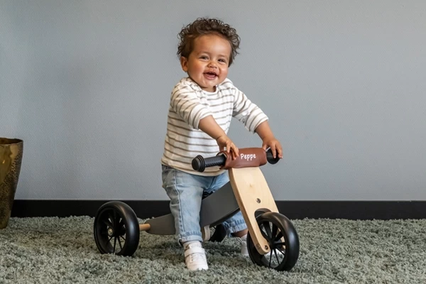 Optioneel: bruine kinbeschermer met naam