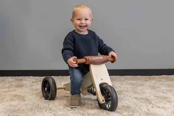 Lucas met de optionele kinbeschermer