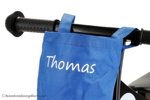 Fleur je loopfiets op met een stuurtas.