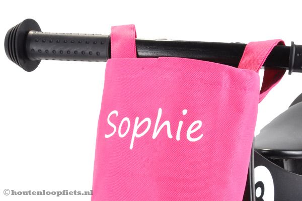 Fleur je loopfiets op met een stuurtas.