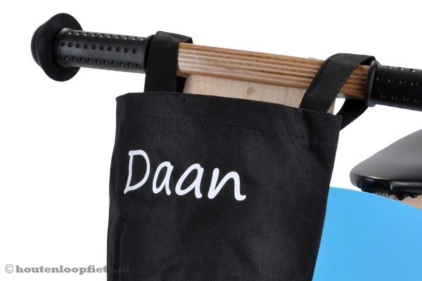 Fleur je loopfiets op met een stuurtas.