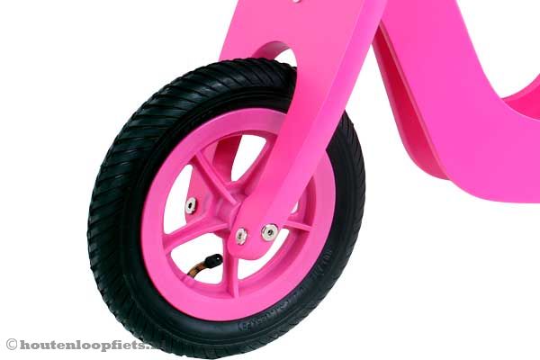 10 inch luchtbanden met roze velgen.