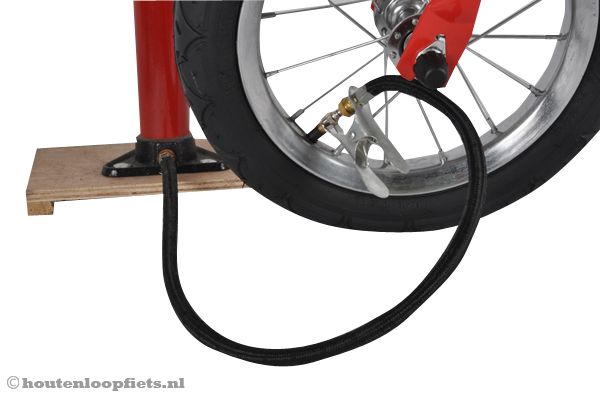 Oppompen met een normale fietspomp.