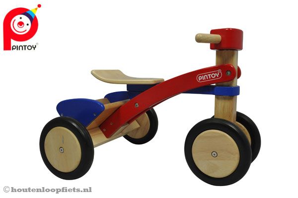 Houten loopfiets met laadbak.