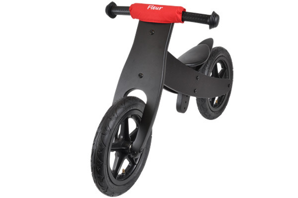 Optioneel: rode kinbeschermer met naam.