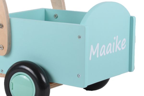 Witte naamsticker voor de bakfiets.