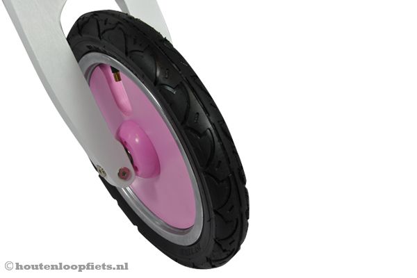 Met dichte veiligheidswielen en schuimbanden.