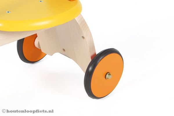 Houten wielen met rubberen rand.