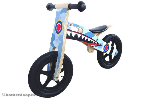 Houten loopfiets Haai van Woodtoys.